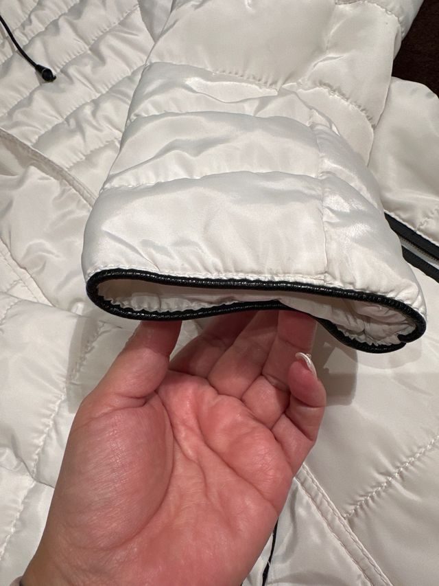 Chaqueta acolchada blanca con capucha