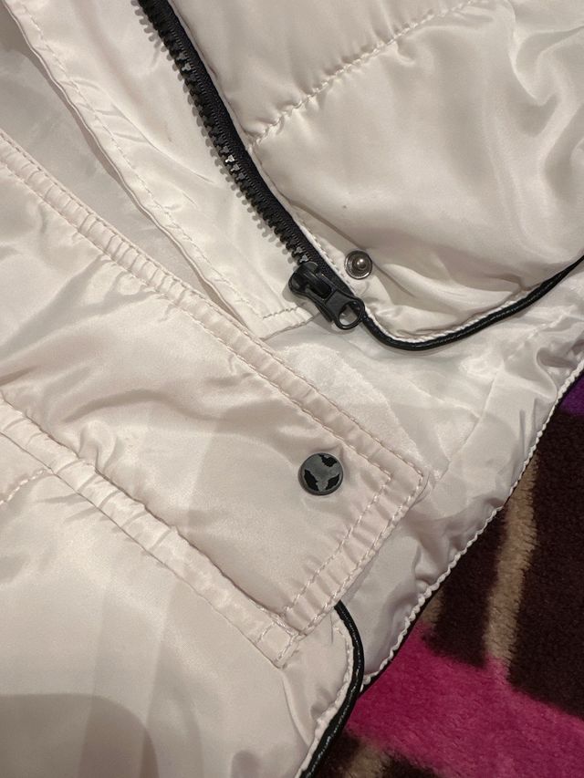 Chaqueta acolchada blanca con capucha