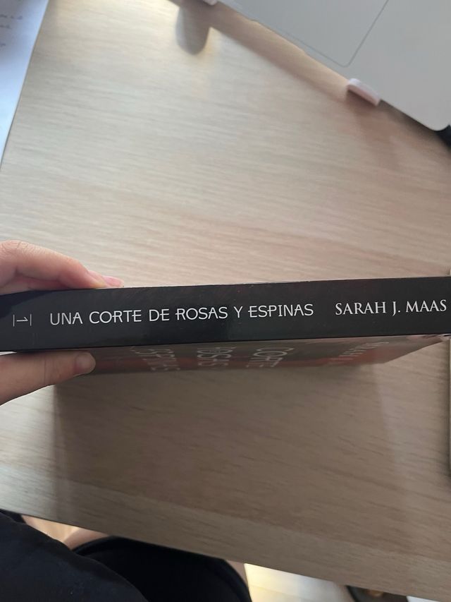 Una corte de rosas y espinas