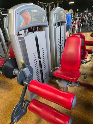 PRECOR Máquina Femoral Sentado