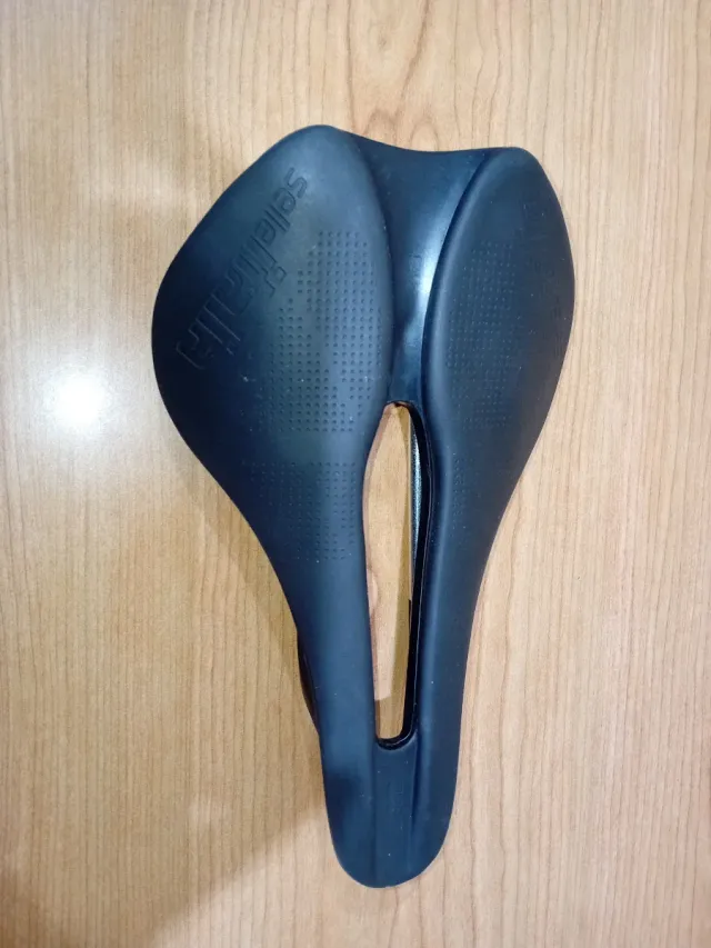 Lote componentes bicicleta: sillín, zapatillas, lu