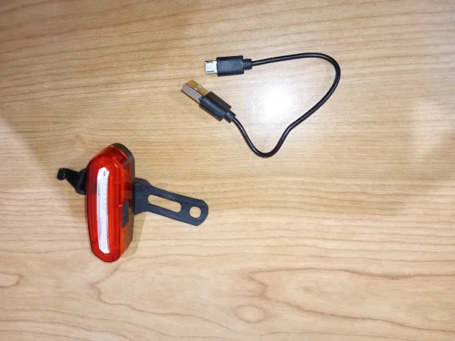 Lote componentes bicicleta: sillín, zapatillas, lu