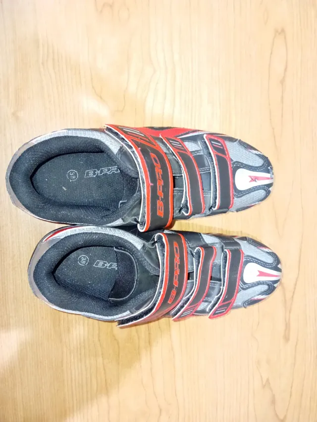 Lote componentes bicicleta: sillín, zapatillas, lu