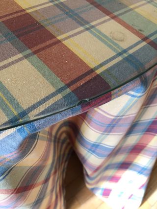 Tavoli rotondi in tela e vetro