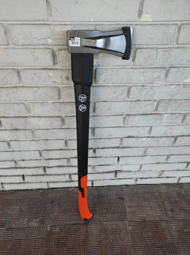 Cuña con mango para leña