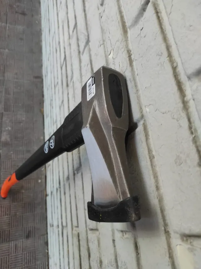 Cuña con mango para leña