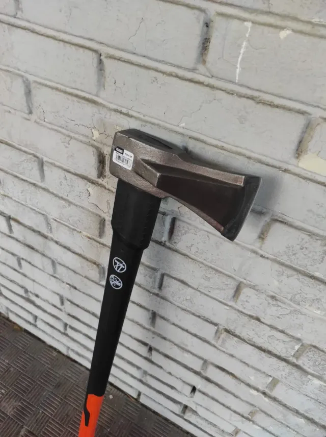 Cuña con mango para leña