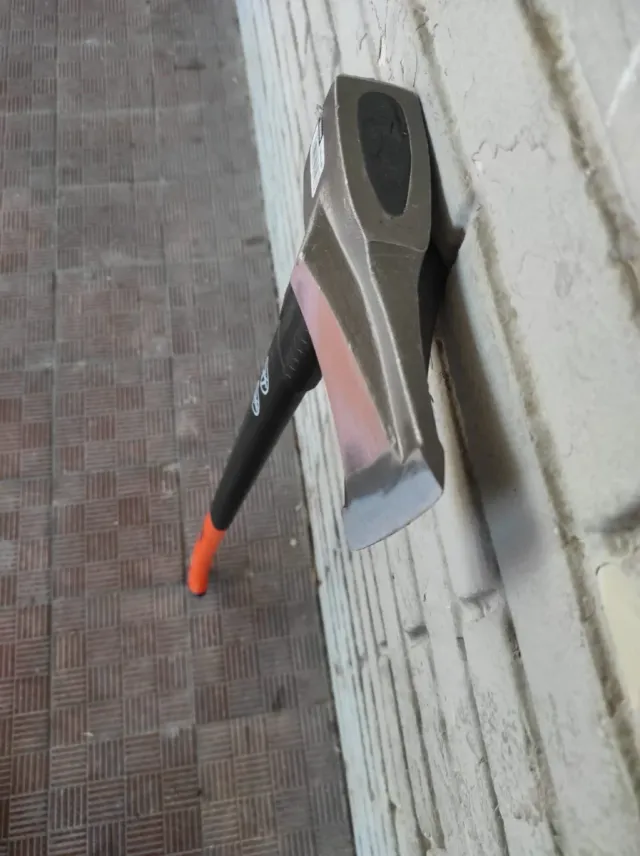 Cuña con mango para leña