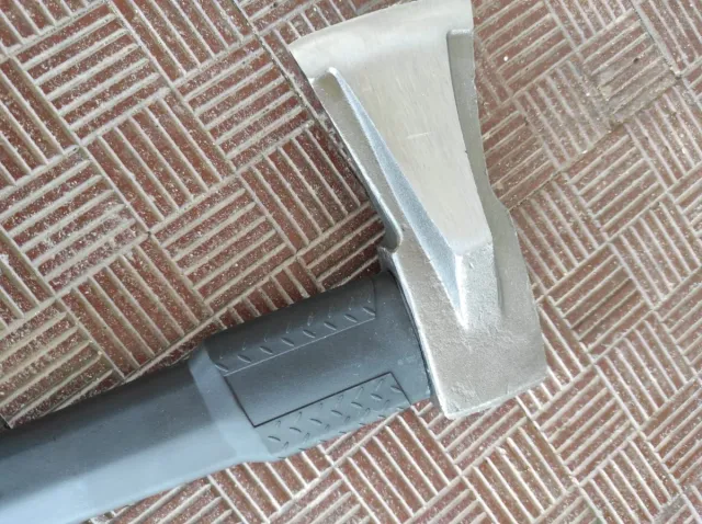 Cuña con mango para leña