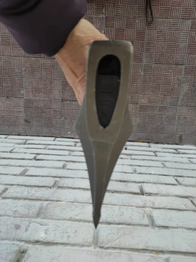 Cuña con mango para leña