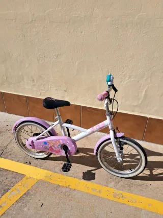 Bicicleta infantil rosa y blanca