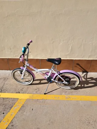 Bicicleta infantil rosa y blanca