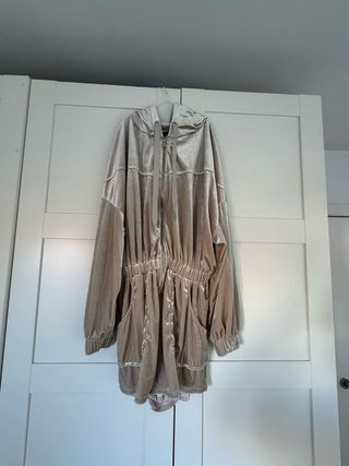 Mono Bershka beige terciopelo
