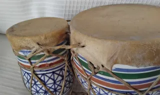 Tbila o tambor doble marroquí piel y cerámica.