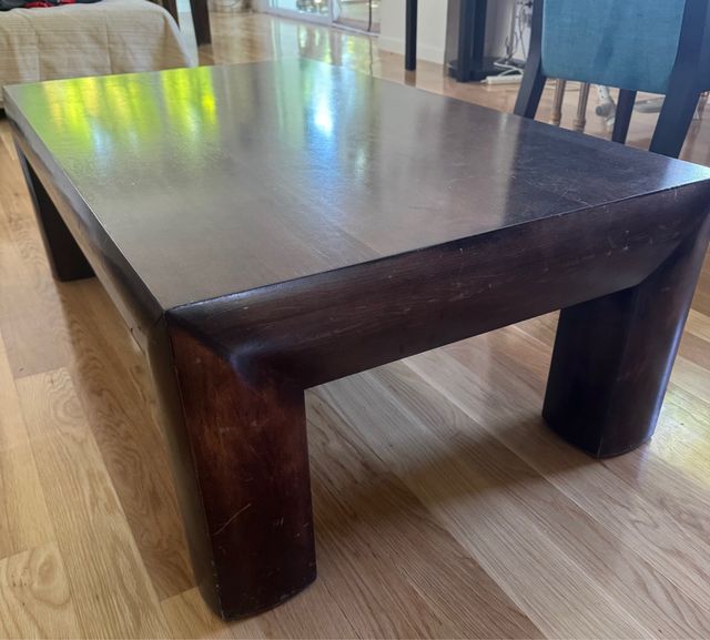 Mesa de centro de madera marrón oscura