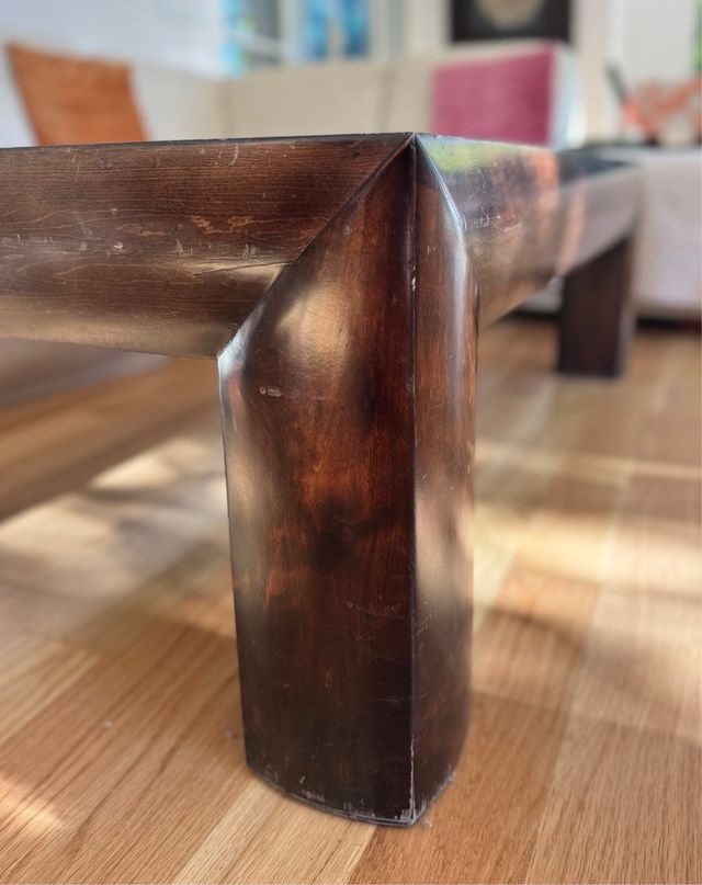 Mesa de centro de madera marrón oscura