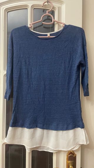 Camiseta Stradivarius azul con capa blanca T.S