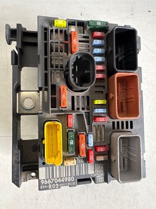 Caja de reles BSM R02 Peugeot Citroën : 9667044980