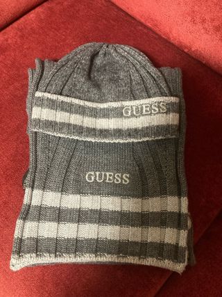 Coordinato Sciarpa + Cappello Guess.