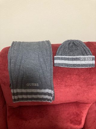 Coordinato Sciarpa + Cappello Guess.