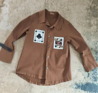 Camisa marrón con parches de cartas