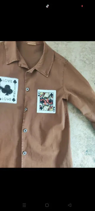 Camisa marrón con parches de cartas