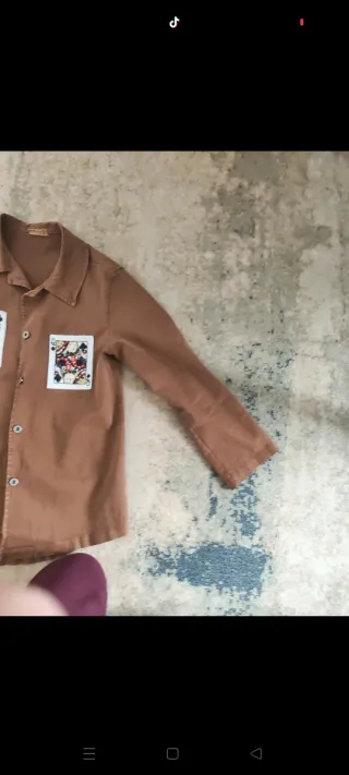 Camisa marrón con parches de cartas