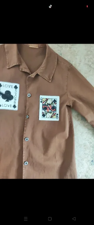 Camisa marrón con parches de cartas