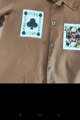 Camisa marrón con parches de cartas