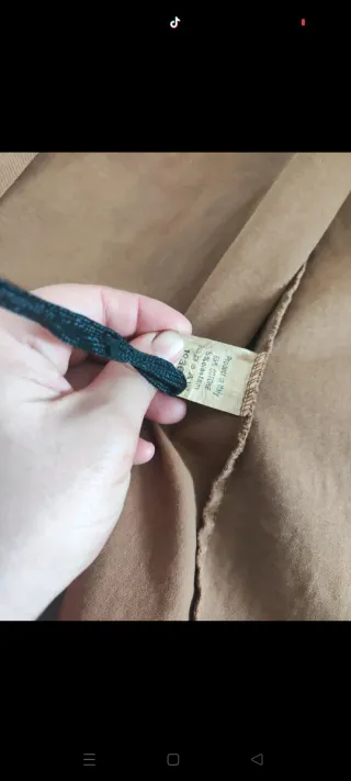 Camisa marrón con parches de cartas