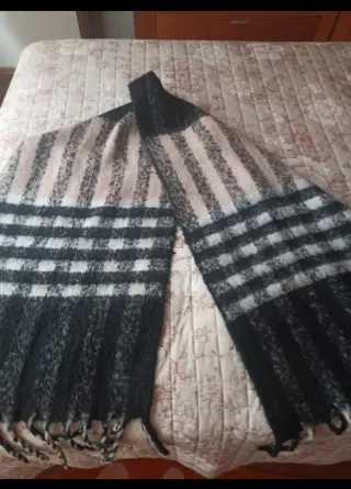 Bufanda de cuadros rosa y negra