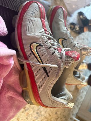 Nike VaporMax 360 grises y rojas