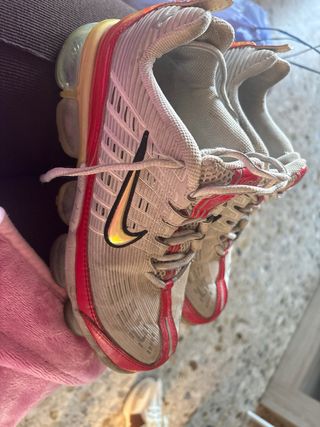 Nike VaporMax 360 grises y rojas