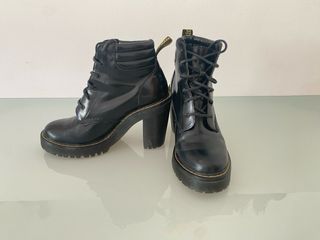 Botines Dr. Martens tacón cordones negros únicas