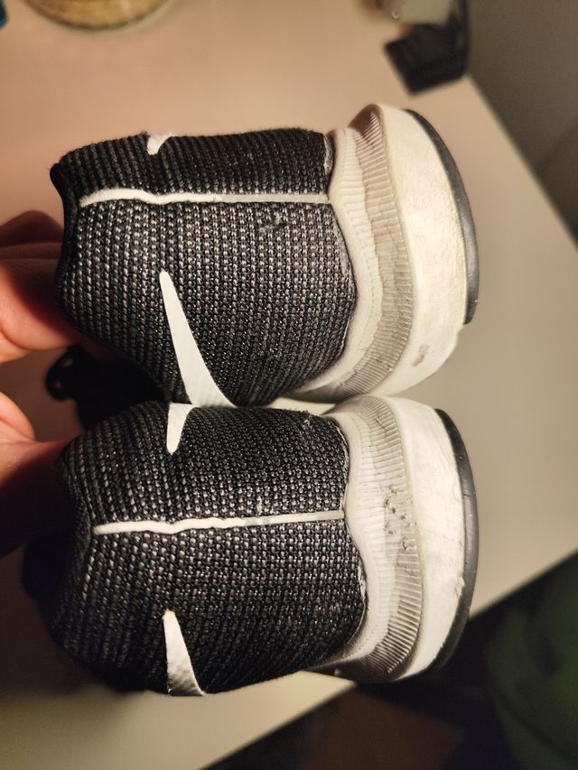 Zapatillas Nike Talla 42 Negras y Blancas