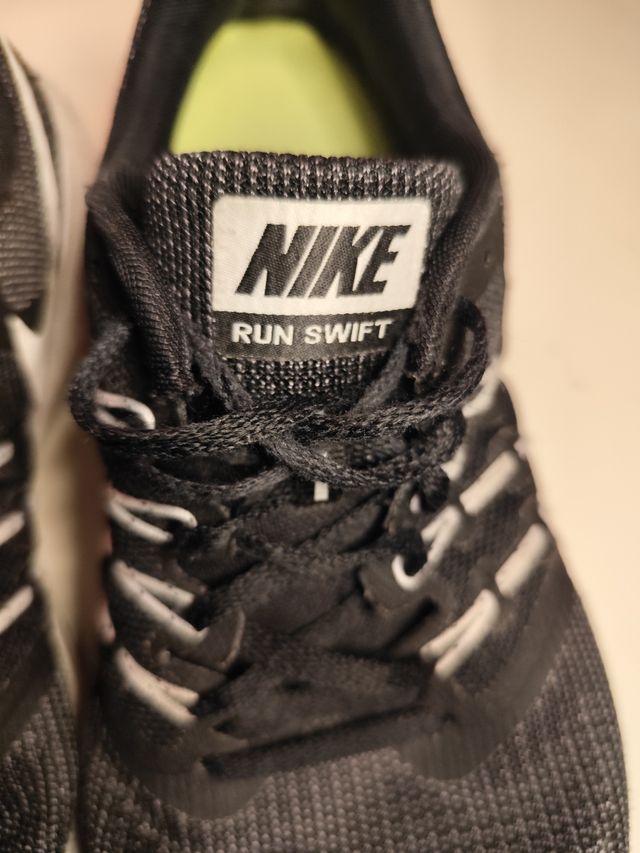 Zapatillas Nike Talla 42 Negras y Blancas