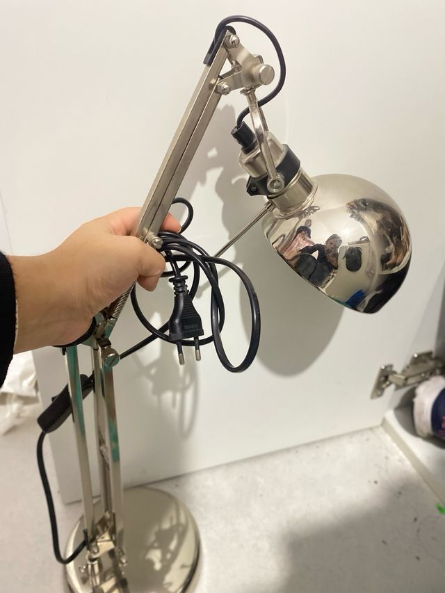 Lámpara de escritorio plateada