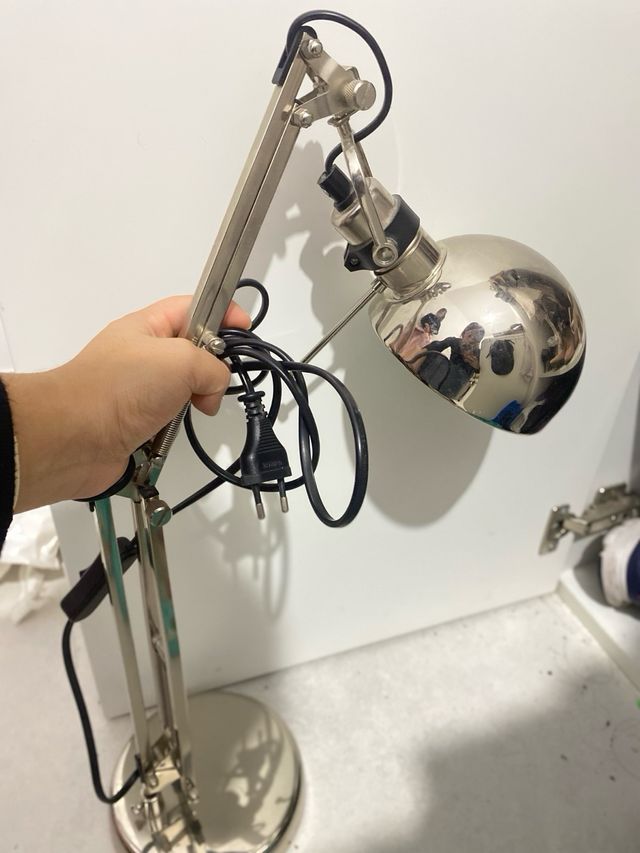 Lámpara de escritorio plateada