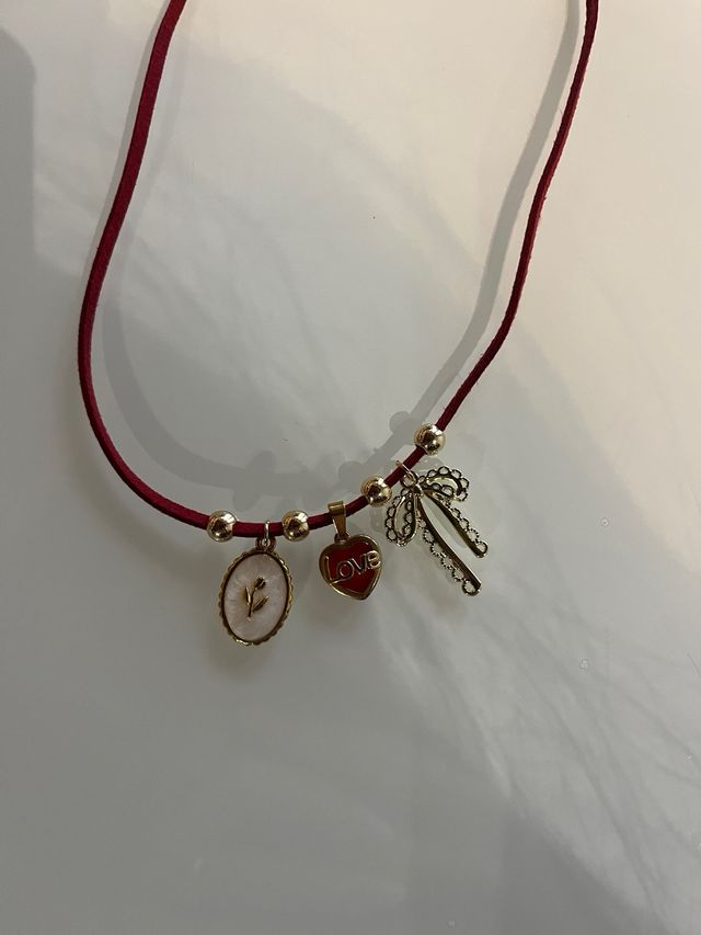 Choker cordino bordeaux con ciondoli