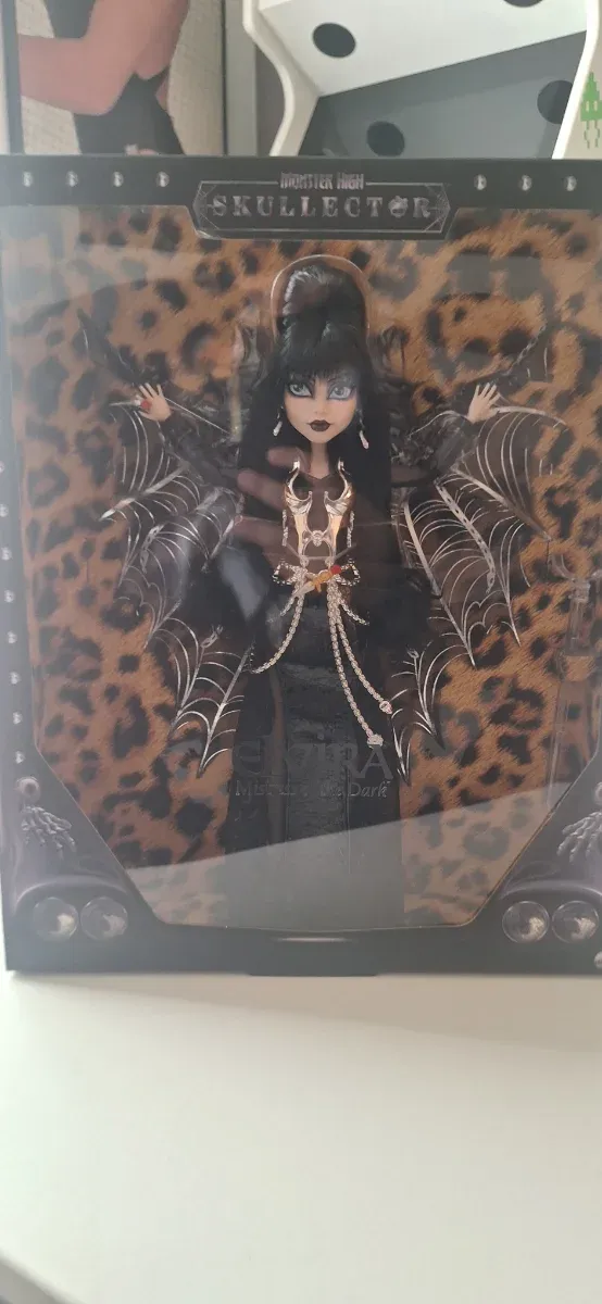 Monster High Skullector Elvira