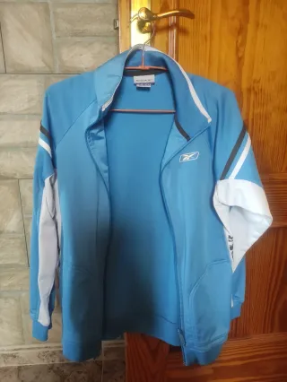 Chaqueta deportiva Reebok azul y blanca