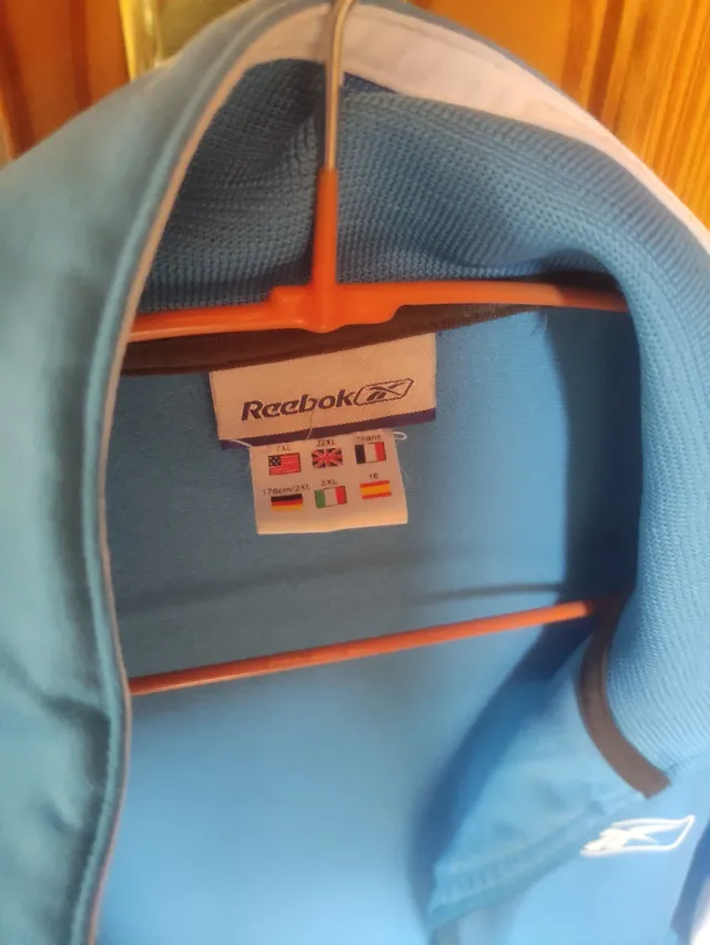 Chaqueta deportiva Reebok azul y blanca