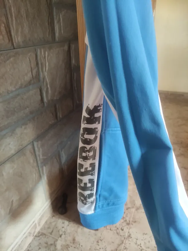 Chaqueta deportiva Reebok azul y blanca