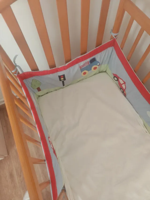 Cuna de bebé de madera