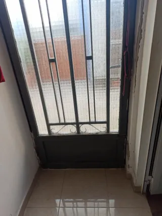 Habitación con baño y armario