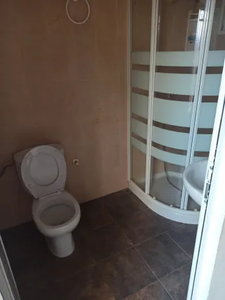 Habitación con baño y armario