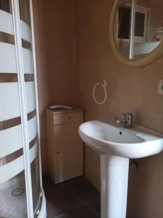 Habitación con baño y armario