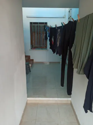 Habitación con baño y armario