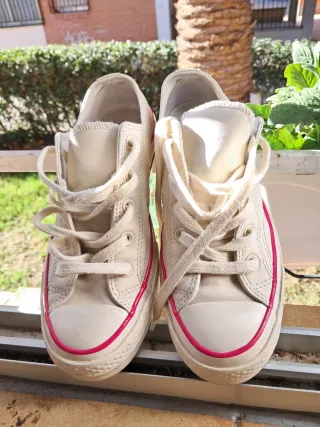 Zapatillas Converse Talla 36.5 es de cuerina beige