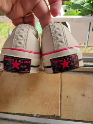 Zapatillas Converse Talla 36.5 es de cuerina beige